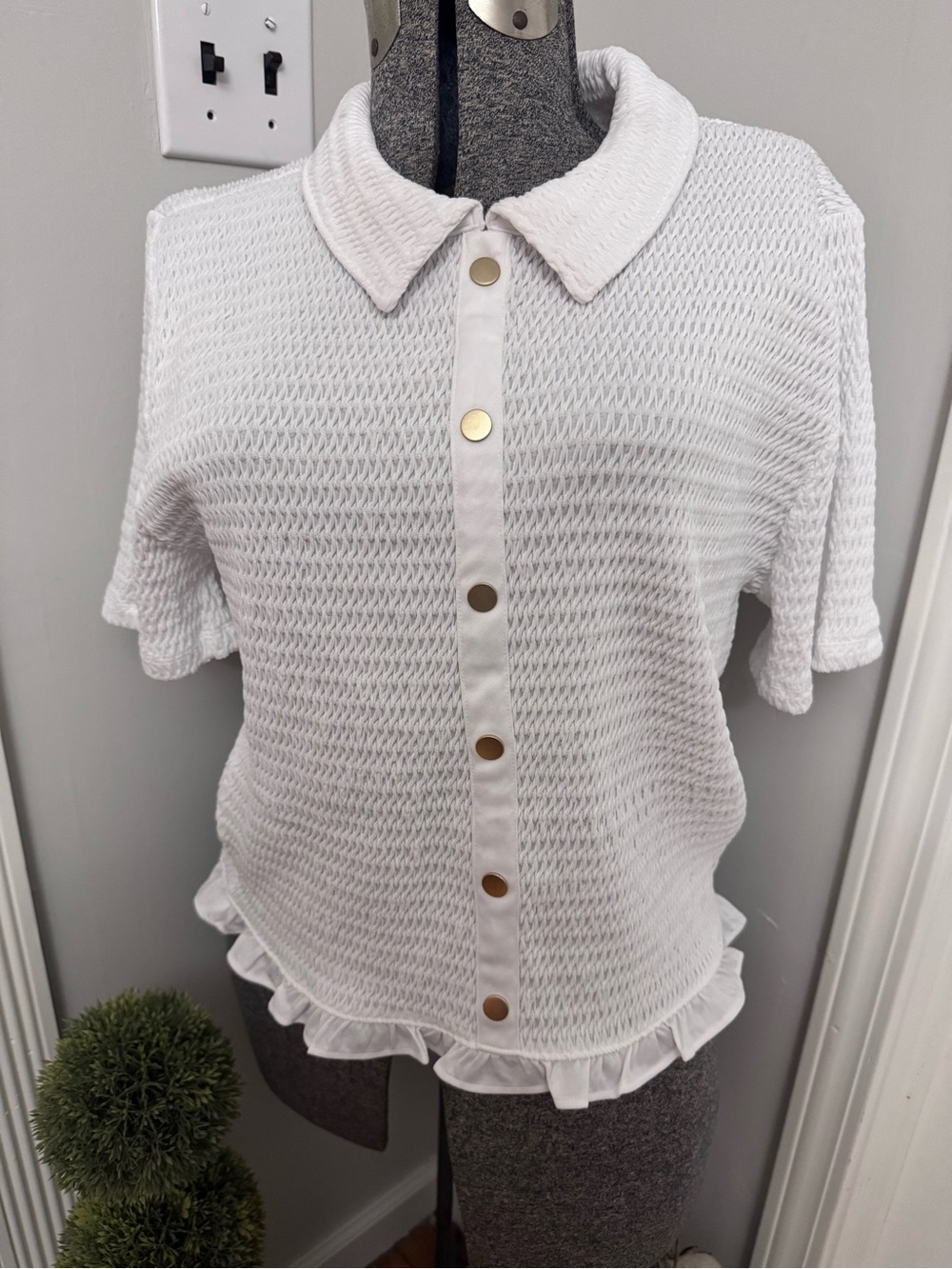 Women’s LOFT White Ruffle Hem Ruched Faux Button Front Top XL